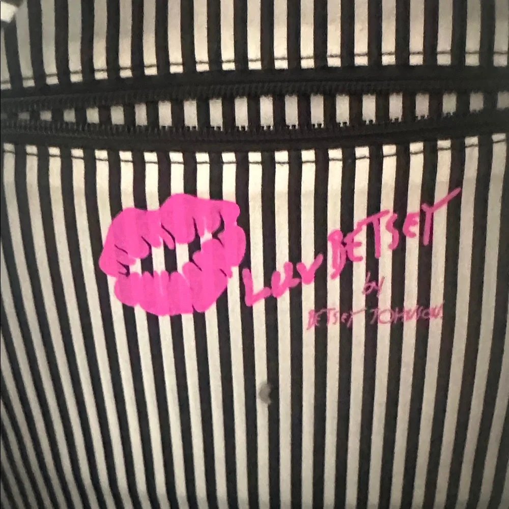 Betsey Johnson chic tie